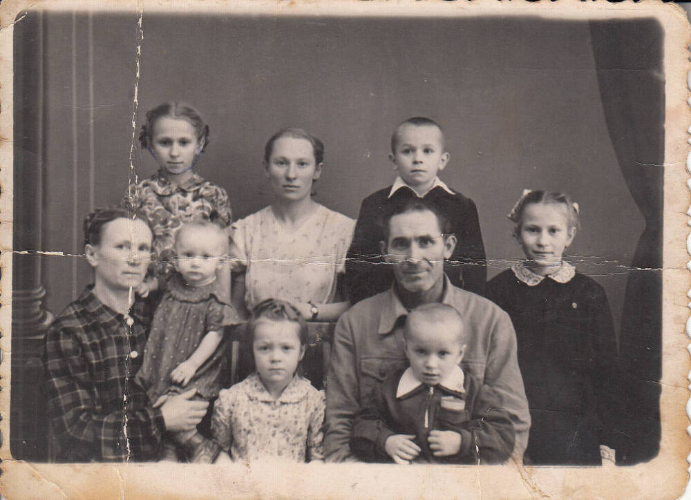 Семья козловых состоит из четырех человек супругов. Семья козловых. Семья Козлов Чернобыль. Семья козловых Америка. Козловы 11 детей 1920 годах.