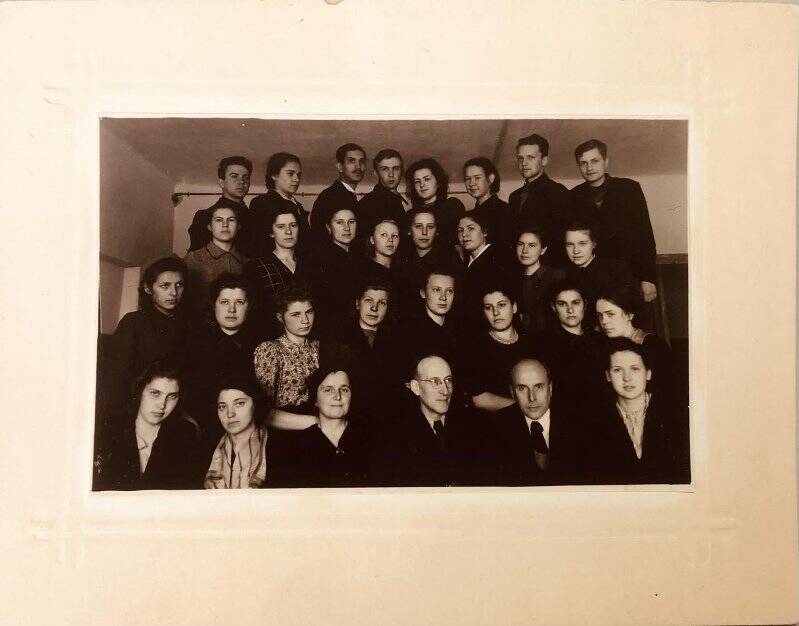Фотография. Студенты с преподавателями. Из личного архива С.Э. Фриша.