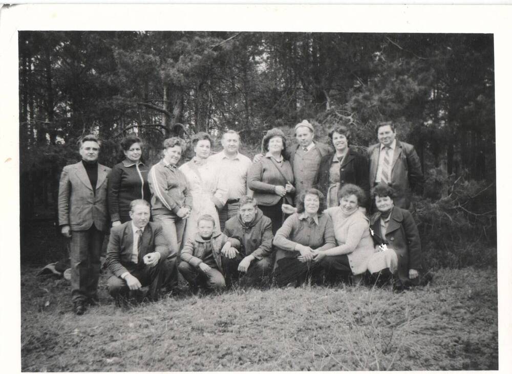 Фото групповое. На лесной опушке, 1980-е гг.