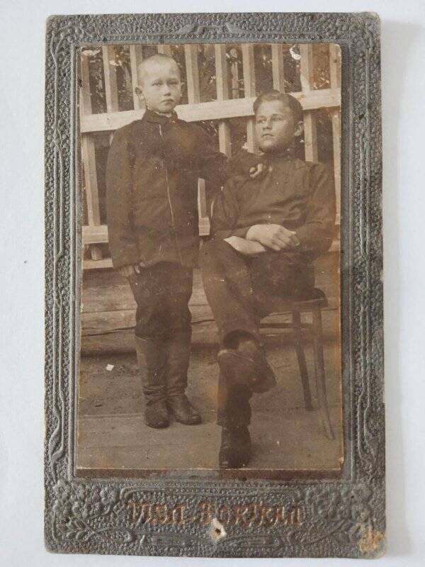Фотография черно-белая (два мальчика) на картонном паспарту с фирменным оформлением «Visit-Portrait».