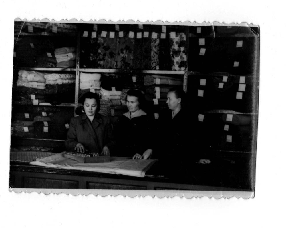 Групповая чёрно- белая фотография. Труженица тыла Щербакова Лидия Николаевна (первая слева) с коллегами по работе