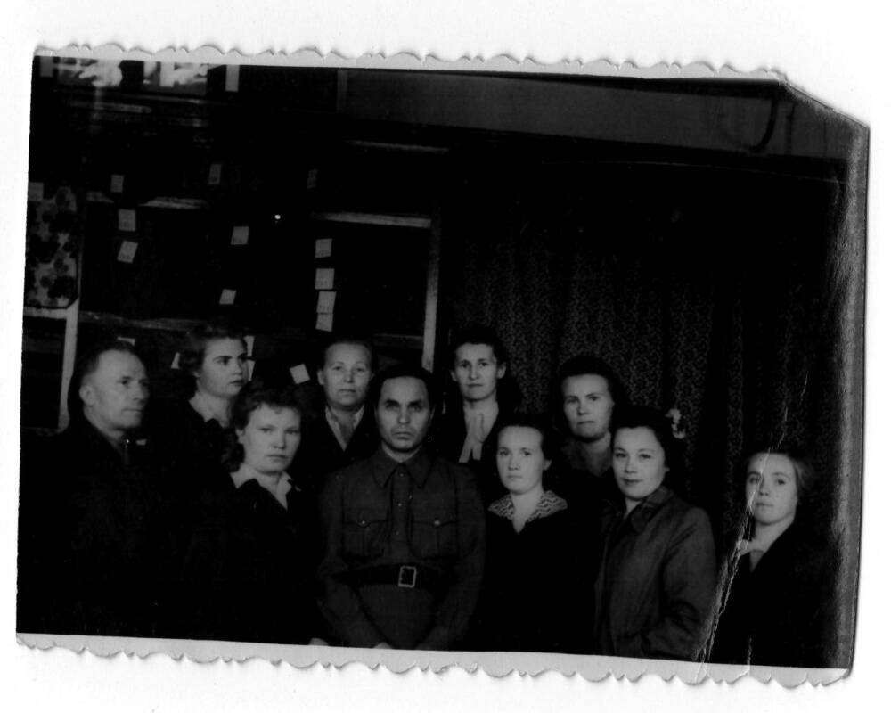 Групповая чёрно- белая фотография. Труженица тыла Щербакова Лидия Николаевна (девятая справа) с коллегами по работе