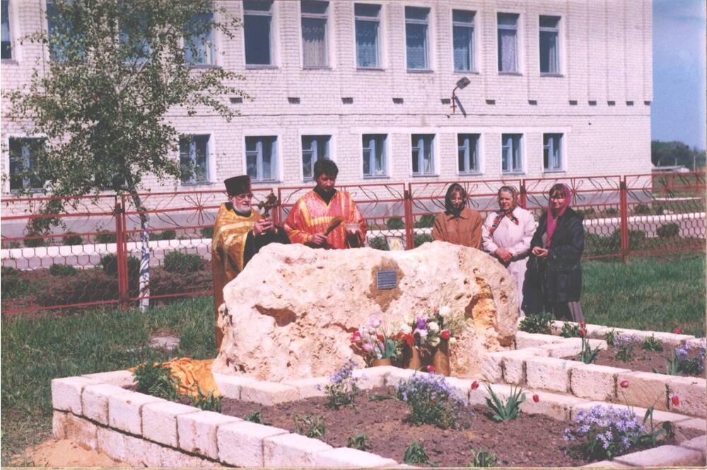 Фото Освящение памятника погибшим за Отечество. п.Новоизобильный 1999г.