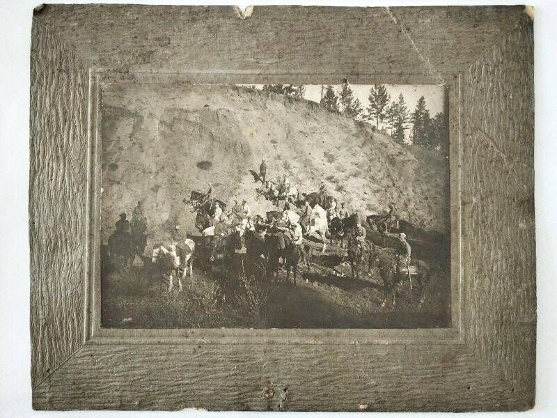 Фотография черно-белая (красноармейцы на лошадях у склона горы)