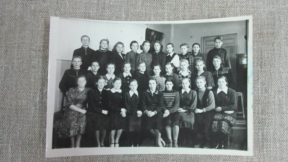 Фото. Автор неизвестен.  Учащиеся старших классов Рыборецкой 8-летней школы во главе с учителями.
