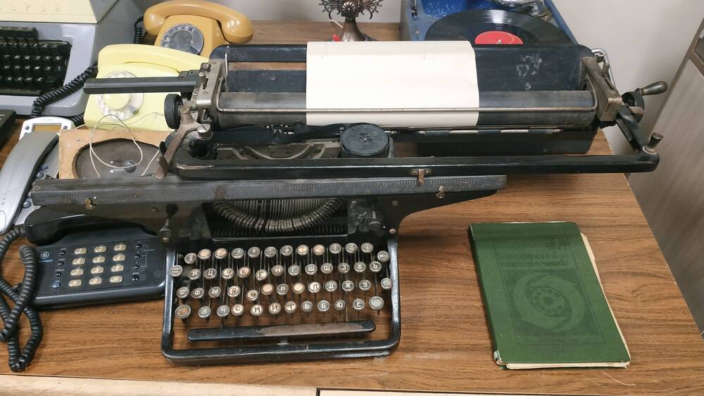 Пишущая машинка «Башкирия» 1 выпуск, чёрного цвета, передок открытый.