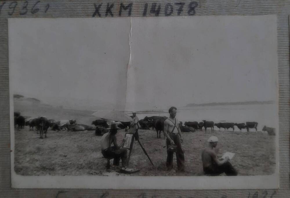 Фотография. Художники Алексей Сергеев, А. Коннов, Владимир Милушкин на этюдах.