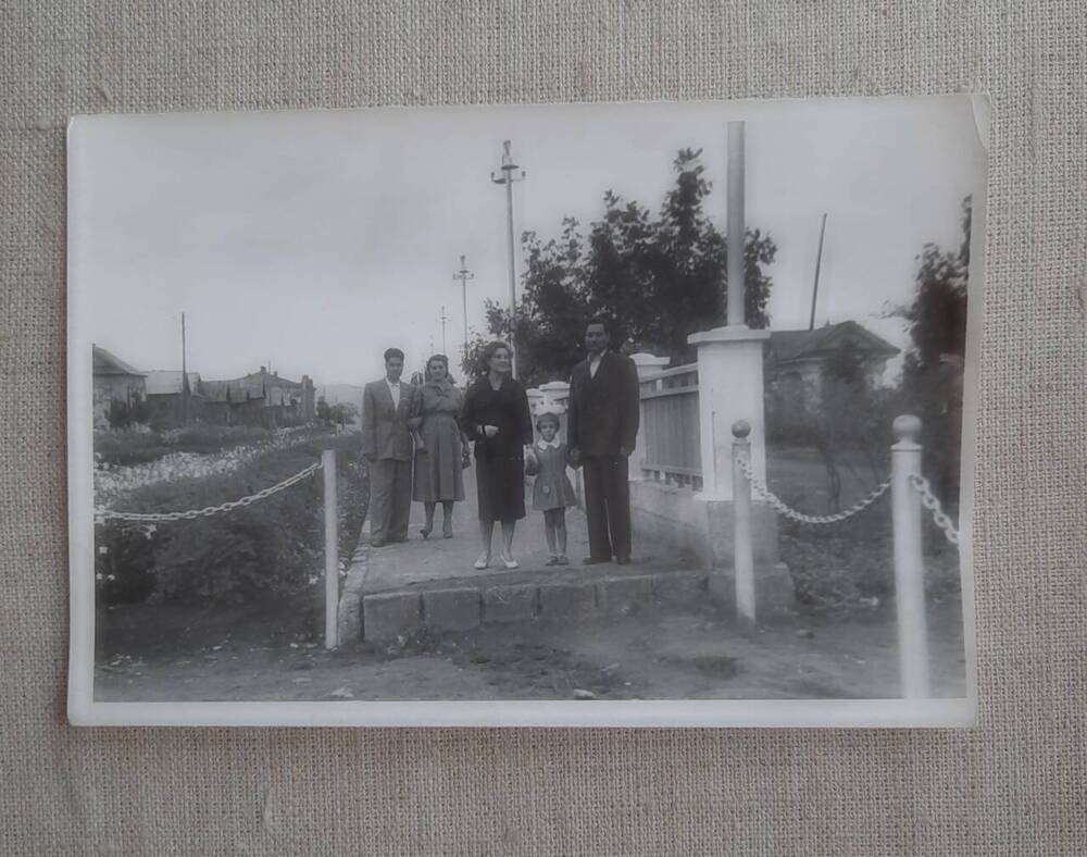 Фотография. Семья Милушкиных на городской набережной Хвалынска.