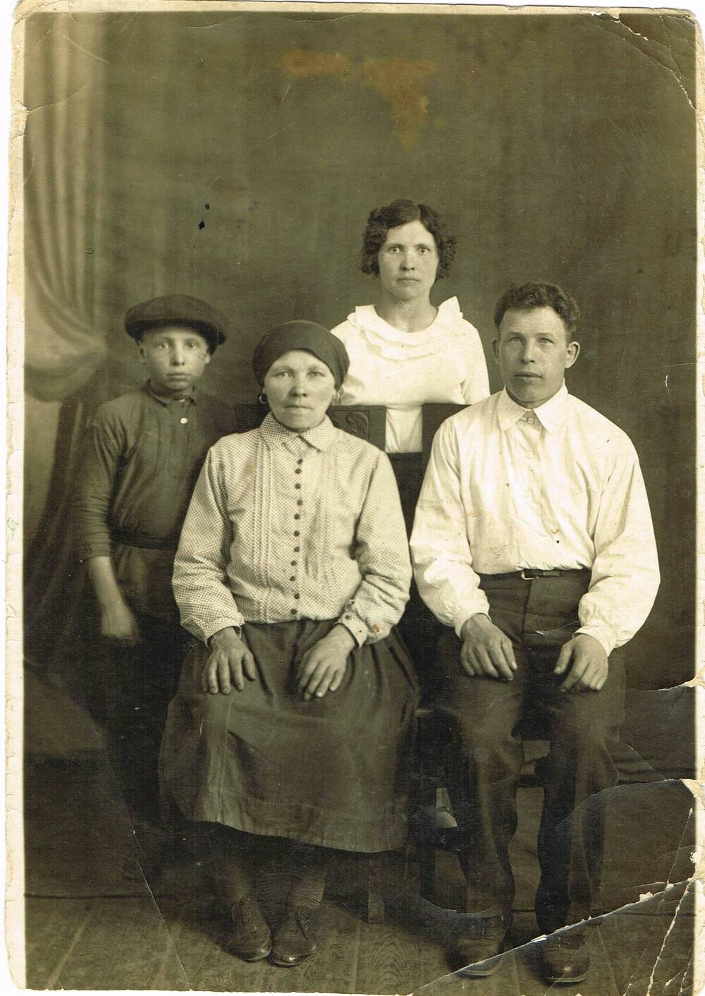 Фотография ч/б - семейный портрет (семья Кретининой Н. З.)