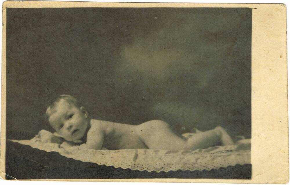 Фотография ч/б. Кретинина Н.З. в возрасте 1 года 10 месяцев (лежа).