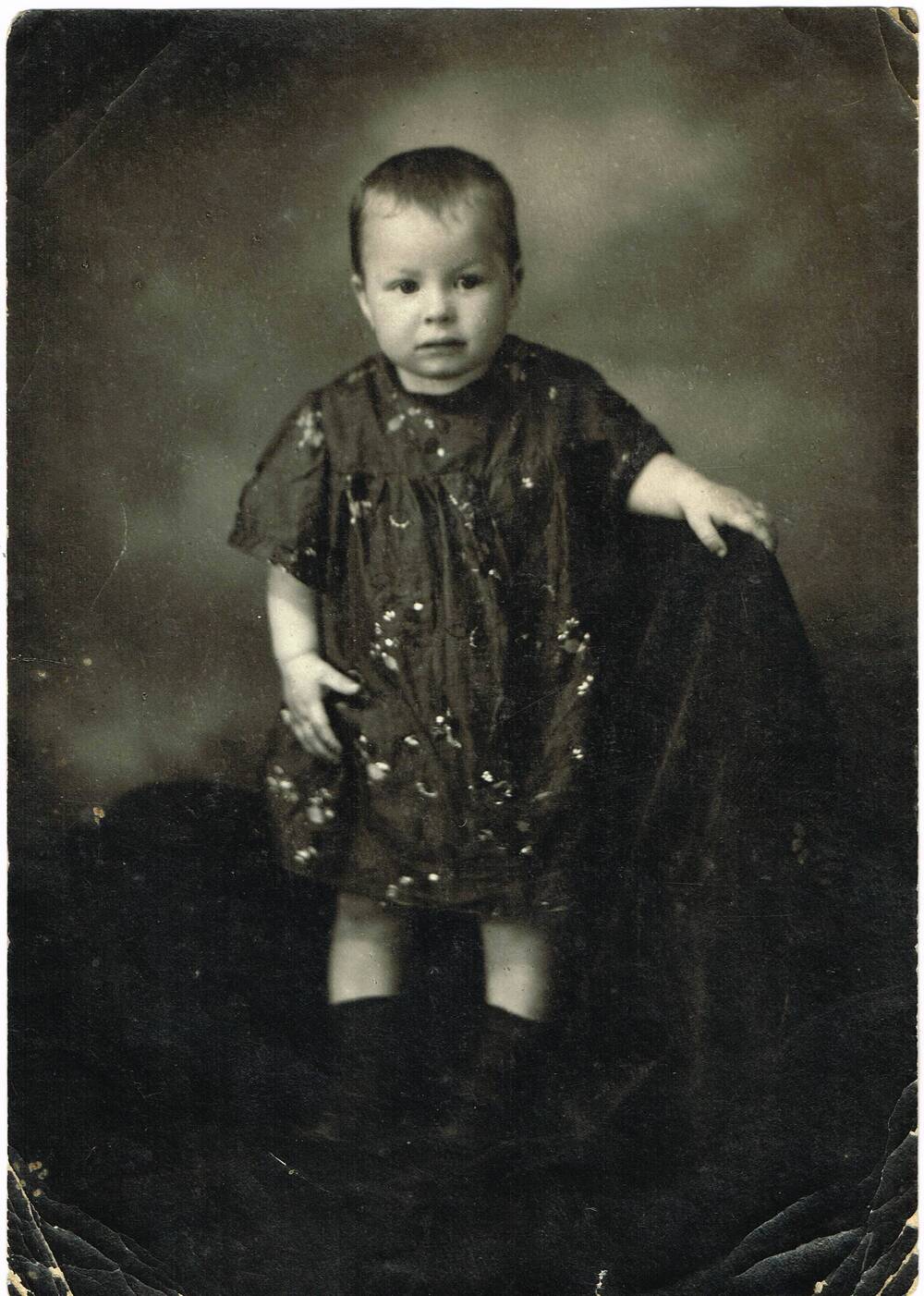 Фотография ч/б.  Портрет Кретининой Н.З в возрасте 1 года и 10 месяцев