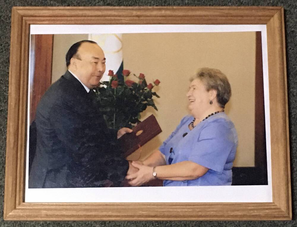 Фото цветное в рамке. Президент Муртаза Рахимов вручает награду Халиловой Г.Х.