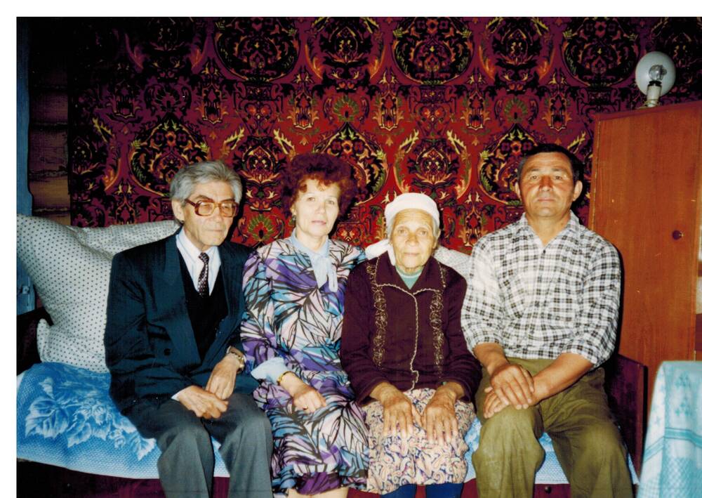 Цветное фото. А.Х.Хакимов с родственниками.
В гостях у Маргия-апам и ее сына