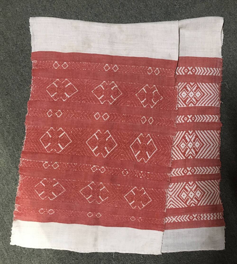 Полотенце льняное с красным орнаментом.