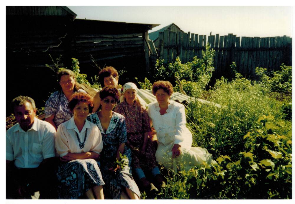 Цветное фото. А.Х.Хакимов в кругу родственников в Мрясево. 1997г.