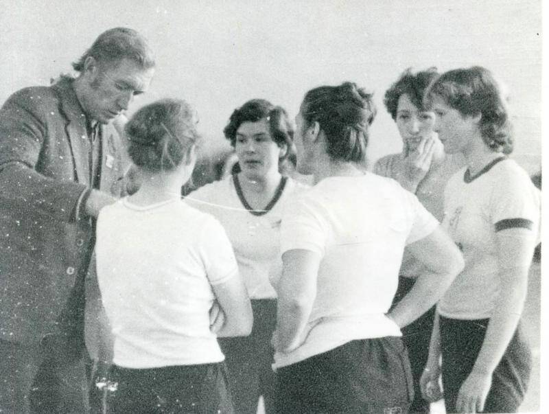 Фотография. Женская волейбольная команда, тренер Носков В.А. (слева). Карагай