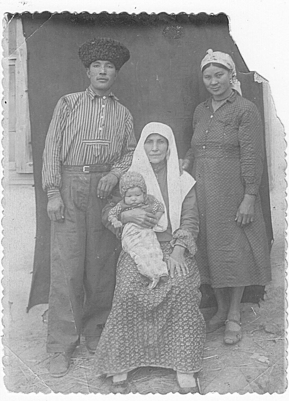 Фотография Даутова Темирбулата Садыковича с семьёй, сентябрь,1951 г.