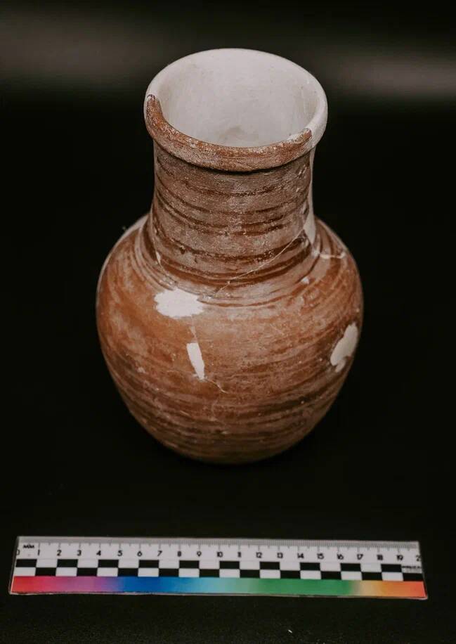Коричневый глиняный керамический сосуд-крынка