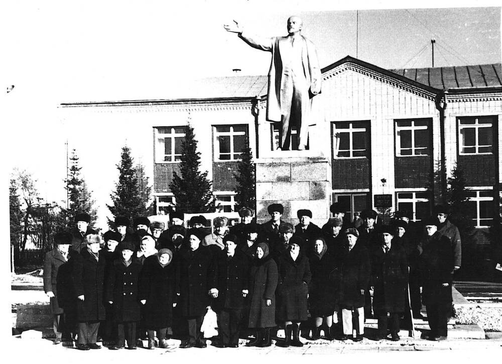 Фото коллективное: актив РК КПСС Смоленского района у памятника Ленину.