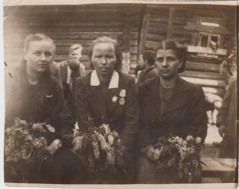 Фотопортрет ч/б групповой. Лунегова (Цаплина) Вера Степановна (в центре) с коллегами.