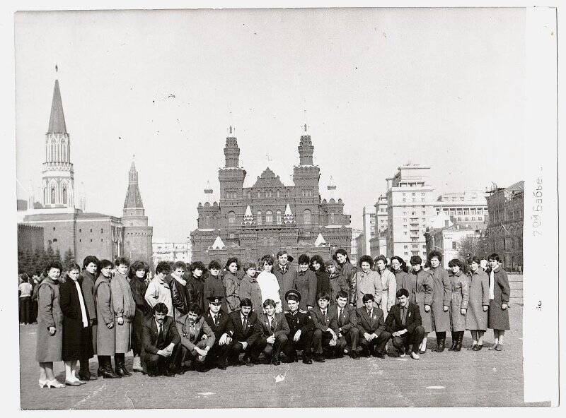 Фотография. Делегаты ХХ съезда ВЛКСМ на Красной площади