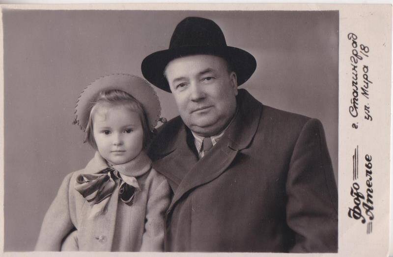 Фотография. С. А. Краснов с внучкой.
