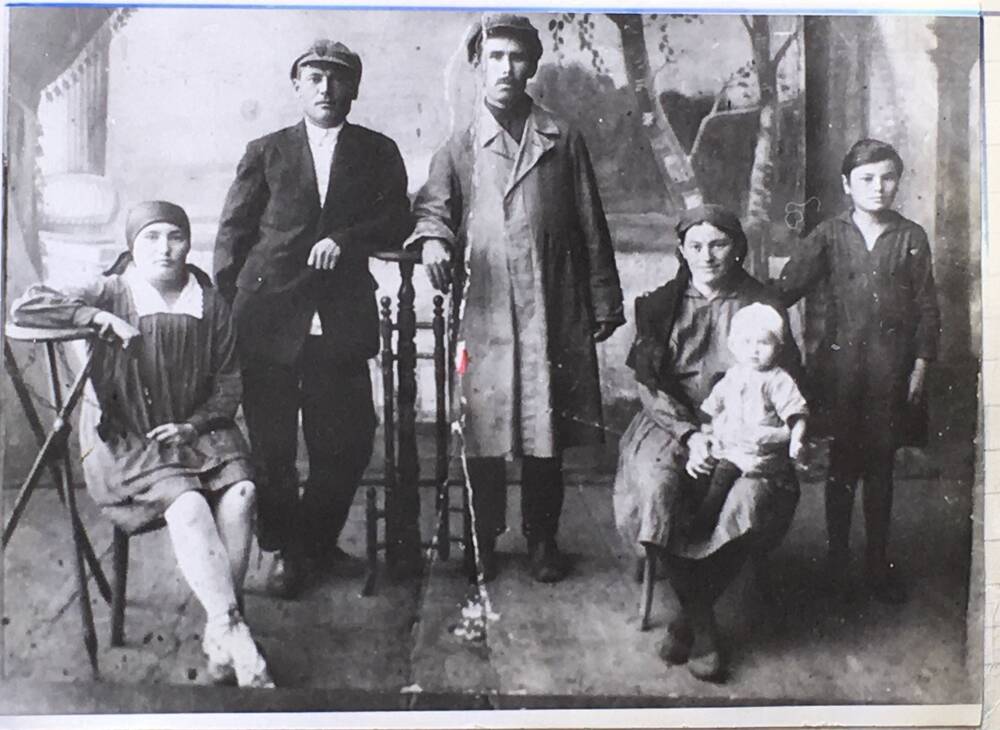Фото черно-белое.  Хабибуллин Сахиулла  Аглиулович с семьей. Июль  1931 года.