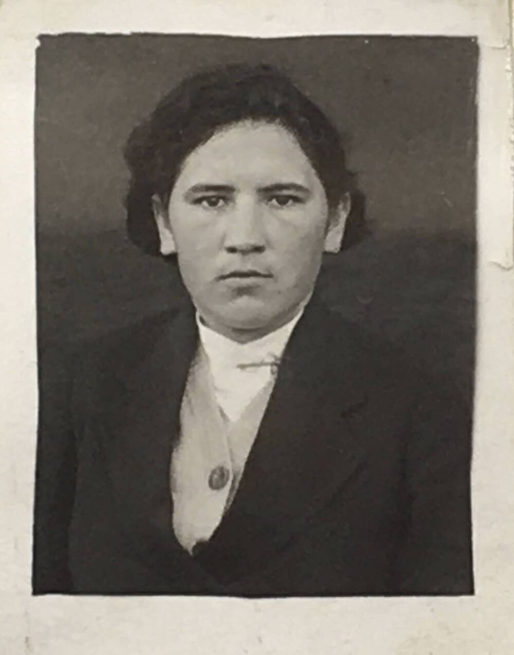 Фото черно-белое.  Учитель Сайрановской школы Ахметьянова Аклима. 1936  года.