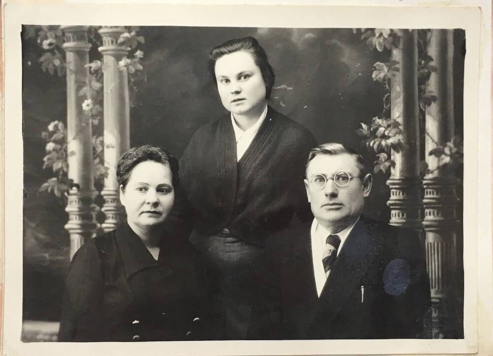 Фото черно-белое. Хабибуллин Зия Сахиевич с семьей.