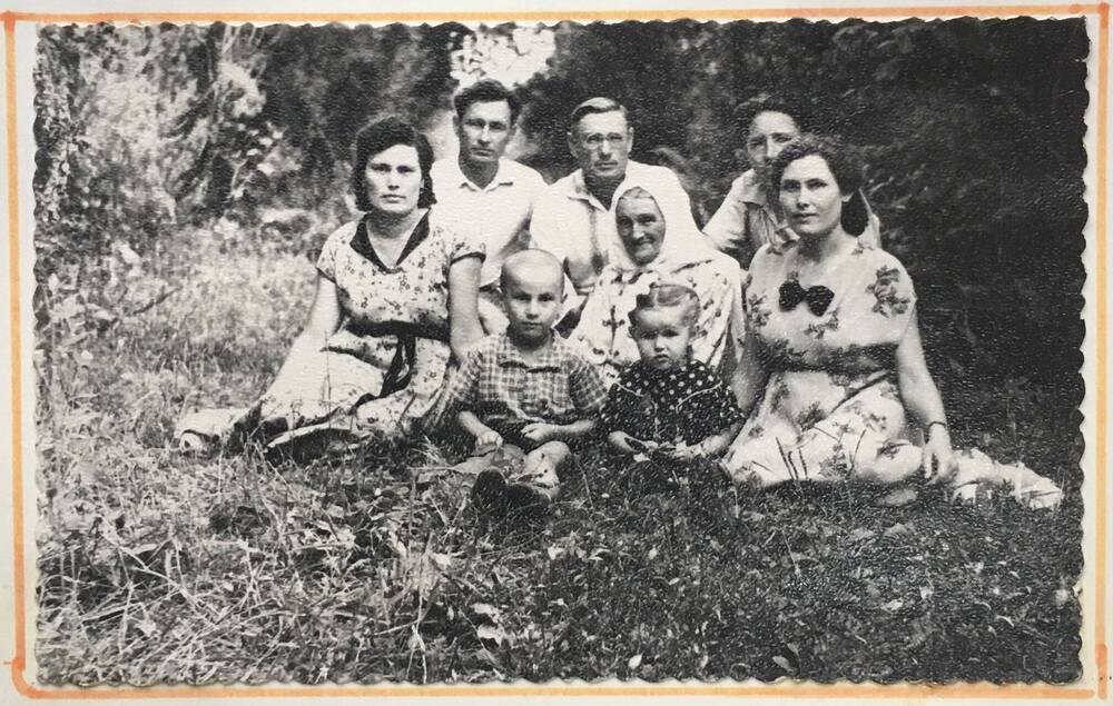 Фото черно-белое. Хабибуллин Зия Сахеевич с семьей.