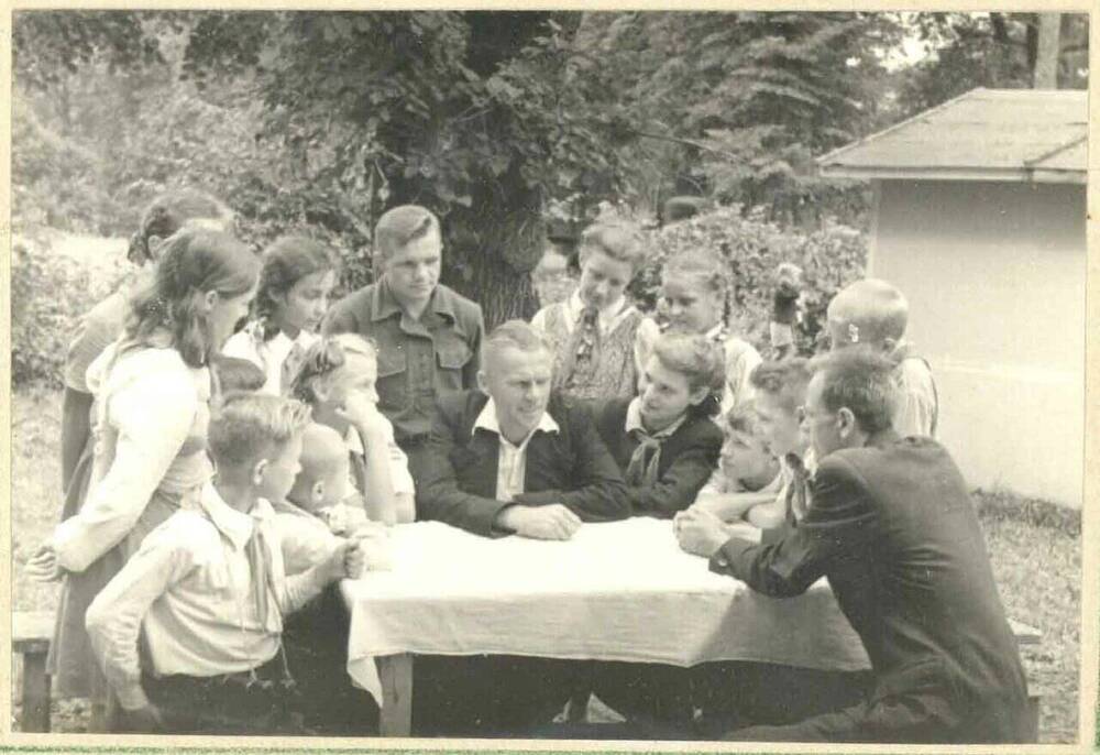 Фотография групповая. Совещание Совета дружины пионерского лагеря в селе Покровское 