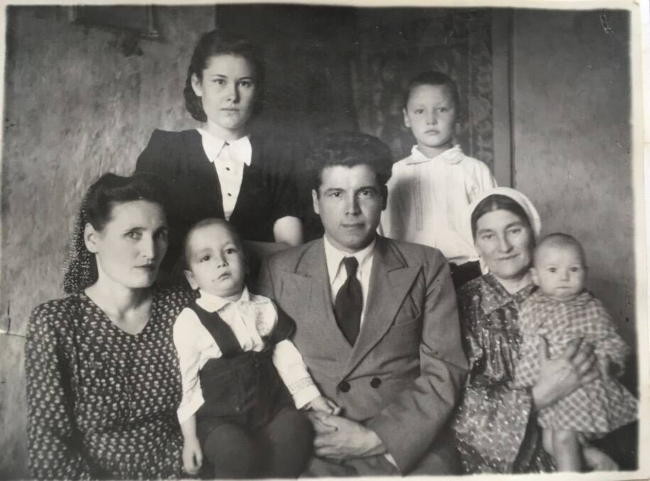 Фото черно-белое. Хабибуллина Рауза Сахиевна с семьей. 1950-е годы