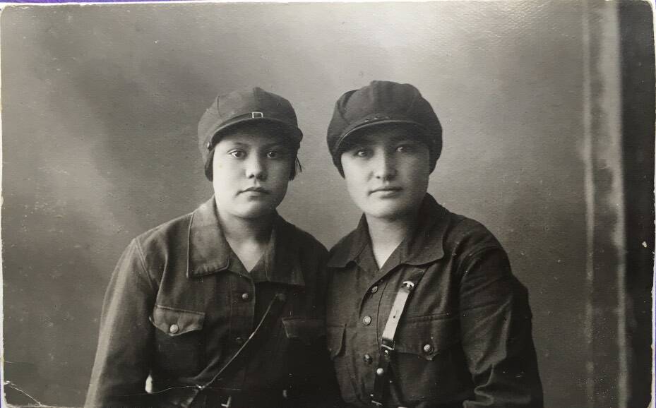 Фото черно-белое. Хабибуллина Рауза Сахиевна с сокурсницей в студенческие годы. 1931 год.
