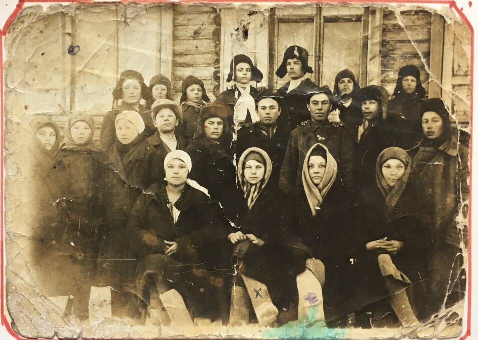 Фото черно-белое. Учащиеся ШКМ с. Макарово. 1932-33 учебный год.