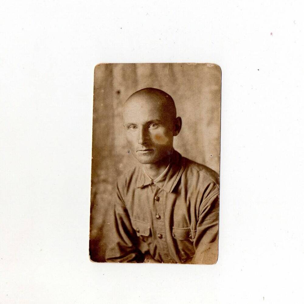 Фотография. Портрет (погрудный) участника войны Баева Г. в военной форме. На обратной стороне дарственная надпись.