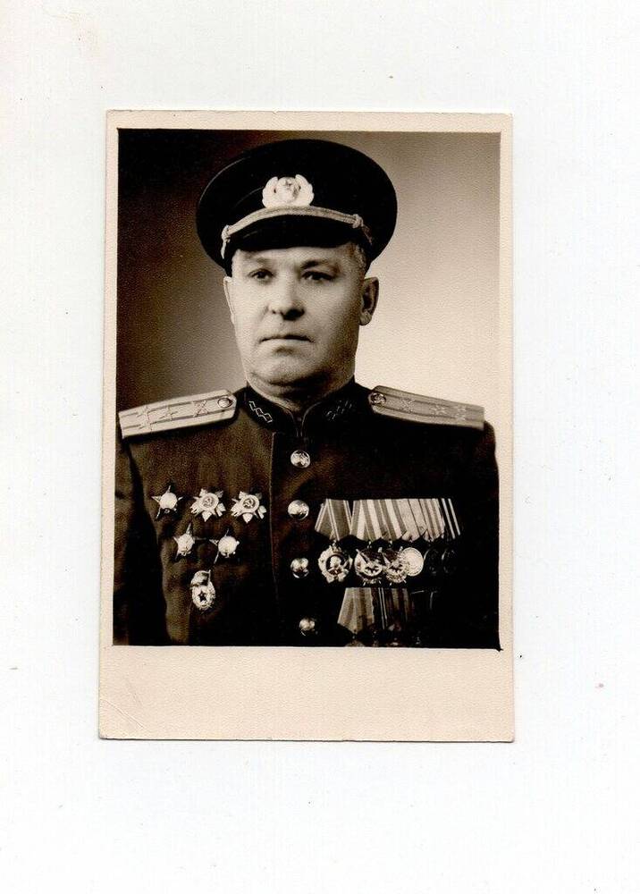 Фотография черно-белая. Портрет (погрудный) участника войны Кравченко Алексея Петровича, с наградами.