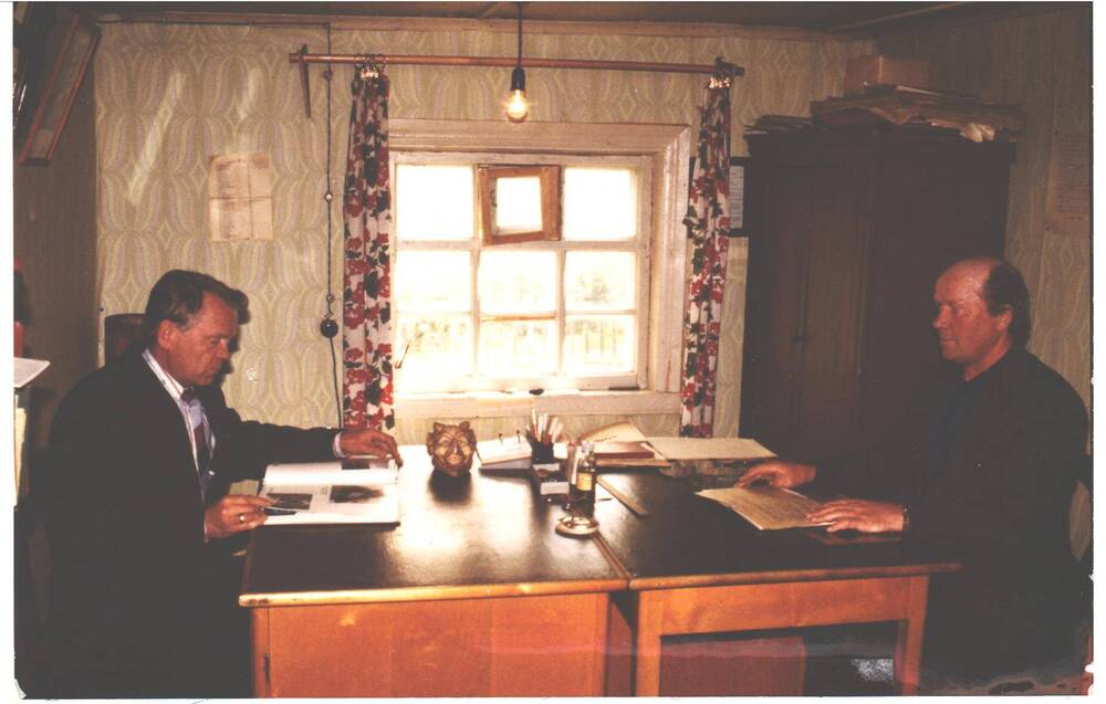 Фото. Автор неизвестен. Александр Павлович Максимов и Рюрик Петрович Лонин в кабинете старого народного музея.