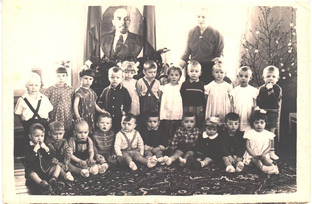 Фото. Автор неизвестен. Группа детей детского сада с воспитателем Зинкович Валентиной Д.
