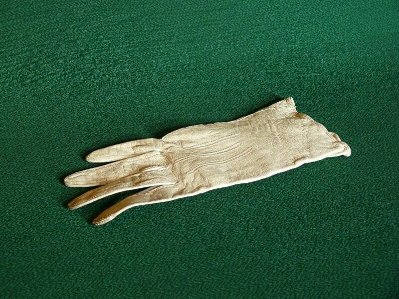 Перчатка правая из пары перчаток А.Н. Скрябина белых лайковых.
