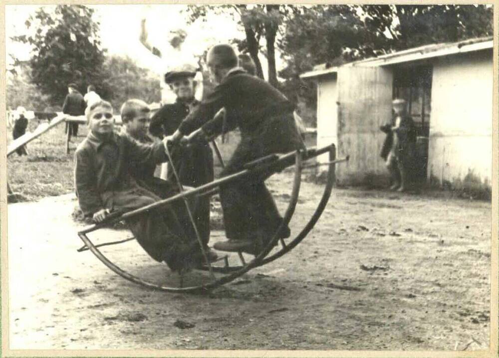 Фотография групповая. Часы досуга в пионерском лагере в селе Покровское 