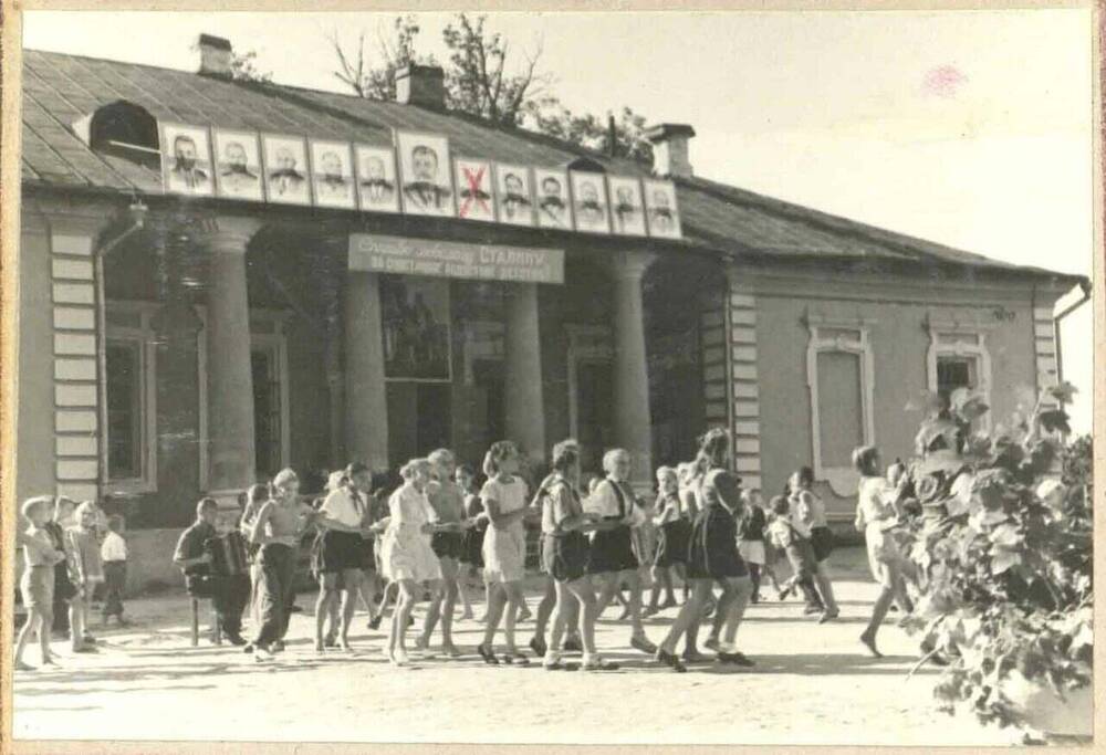 Фотография групповая. Массовые танцы в пионерском лагере в селе Покровское 