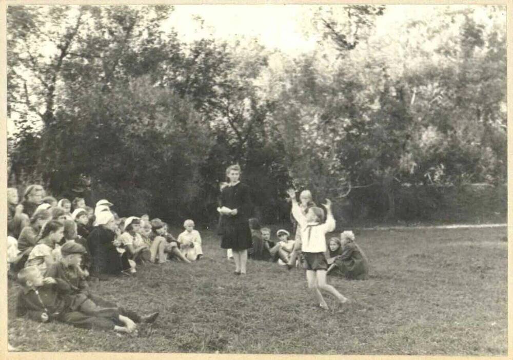 Фотография групповая. Подготовка к костру в пионерском лагере в селе Покровское