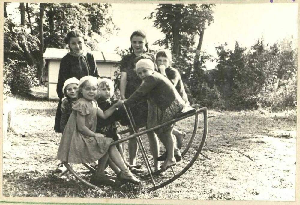 Фотография групповая. Часы досуга в пионерском лагере в селе Покровское 