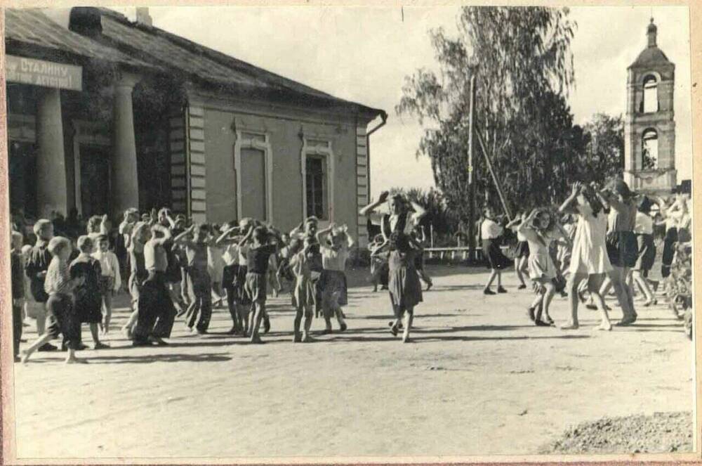 Фотография групповая. Массовые игры в пионерском лагере в селе Покровское 