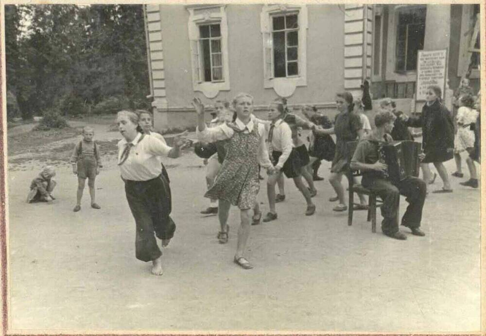 Фотография групповая. Массовые танцы в пионерском лагере в селе Покровское 