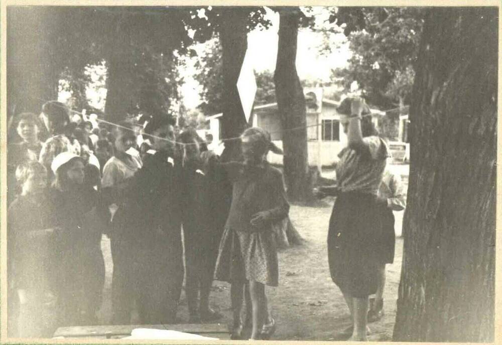 Фотография групповая. Вечер аттракционов в пионерском лагере в селе Покровское 