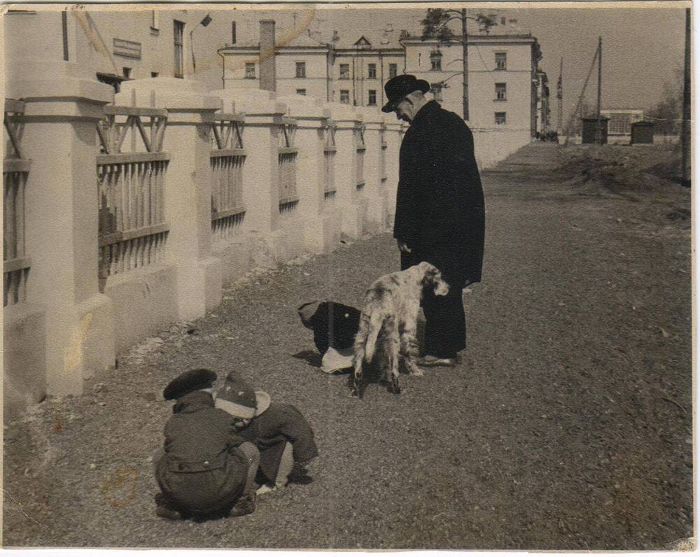 Фотография. Голубев Андрей Александрович на прогулке с собакой.