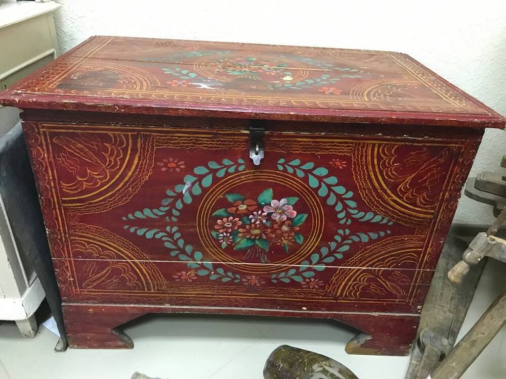 Сундук деревянный, крашеный, лакированный, с элементами ручной росписи с цветочным орнаментом и плоской откидной крышкой