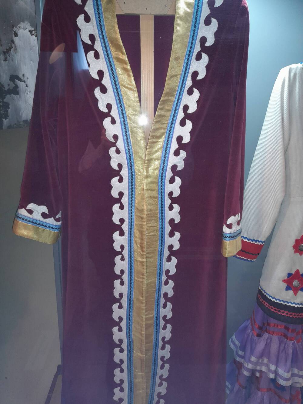 Зилян башкирский мужской из бархата бордового цвета с каймой, по краям желтого цвета, орнаментом белого, синего цветов