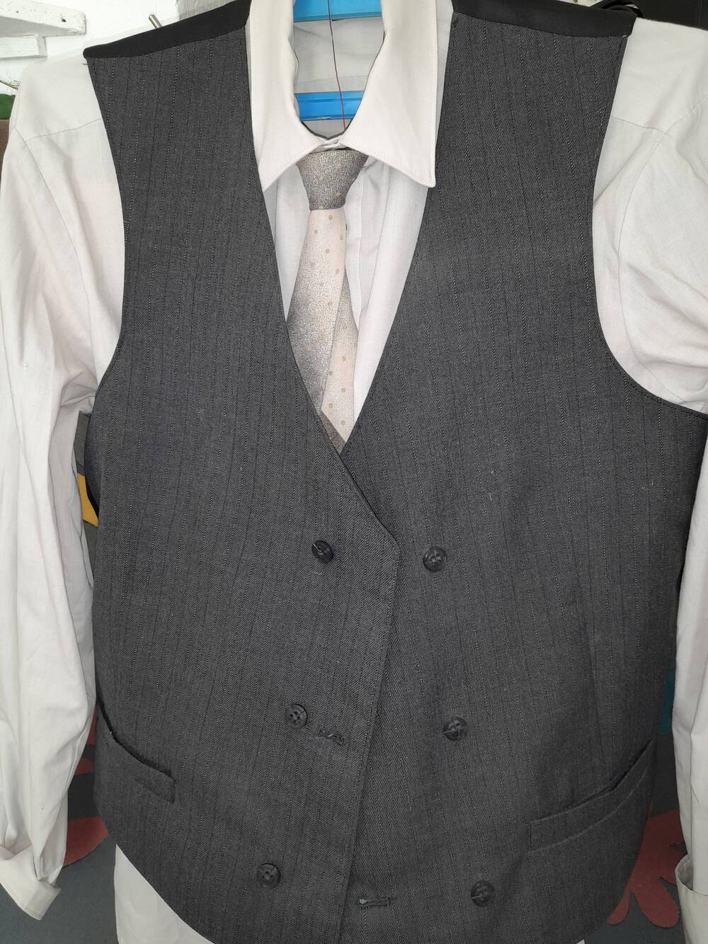 Рубашка мужская, размер 50, цвет небесно-серый, с длинными рукавами, из х/б и синтетической ткани, пуговицы белого цвета, принадл. Хайретдинову Р. М.